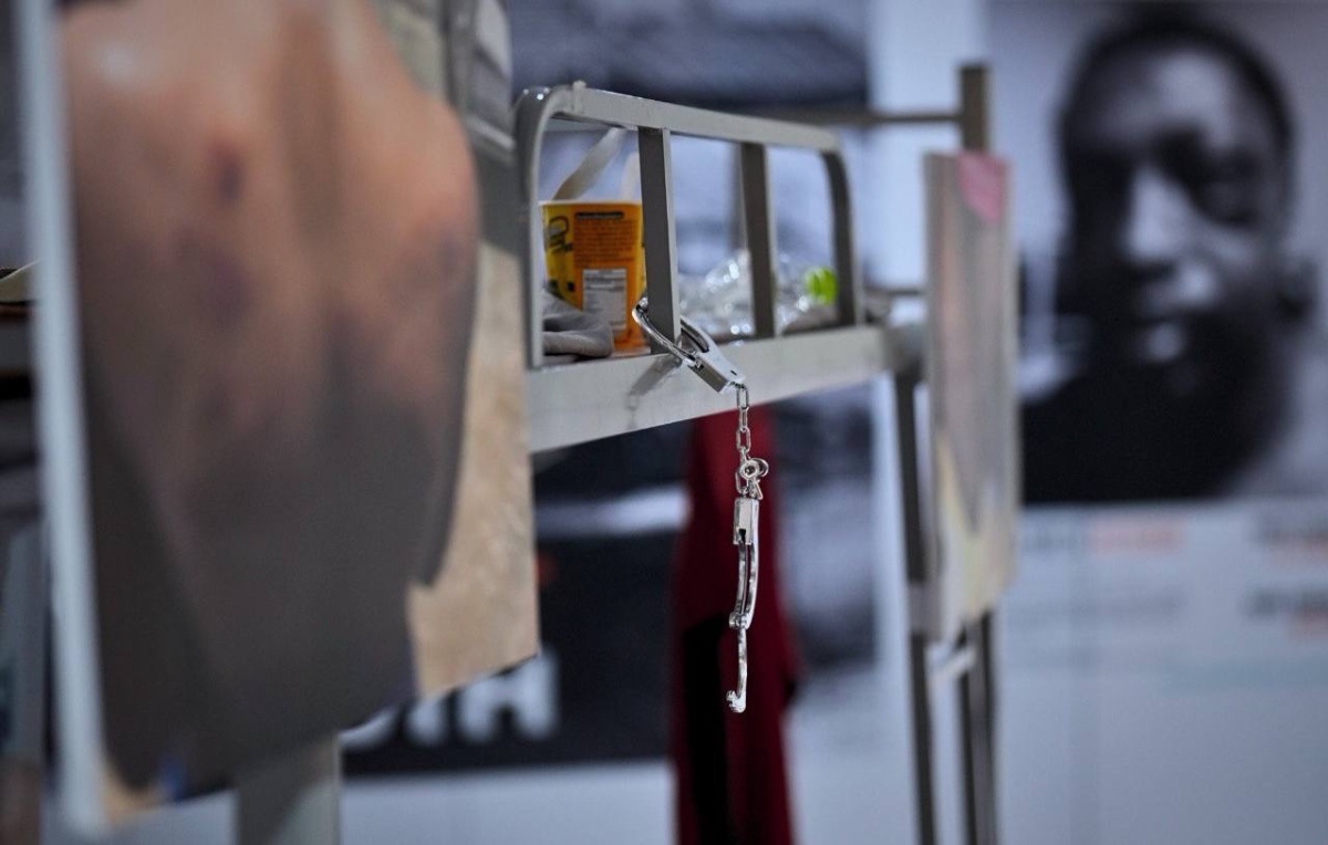 曼谷外国记者协会正在举办一场展览,讲述缅甸妙瓦底诈骗园区受害者遭遇的虐待